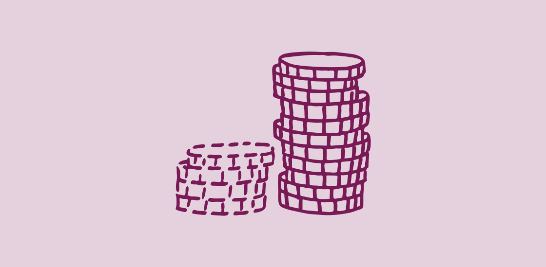 Due pile di monete, una alta e una piccola, su uno sfondo rosa.