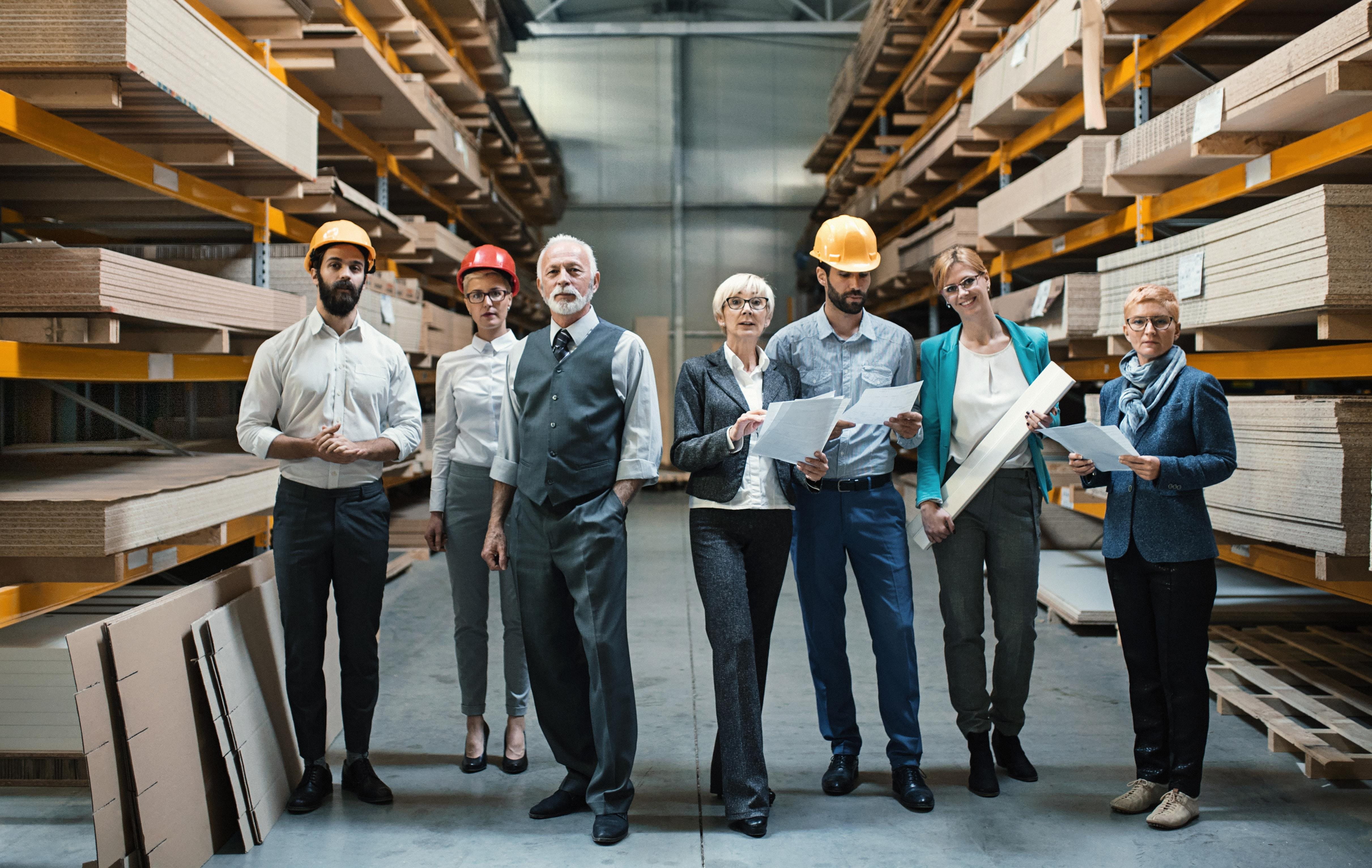 Differire il pensionamento: continuare a lavorare con entusiasmo oltre i 65 anni Foto di squadra con dipendenti di diverse generazioni