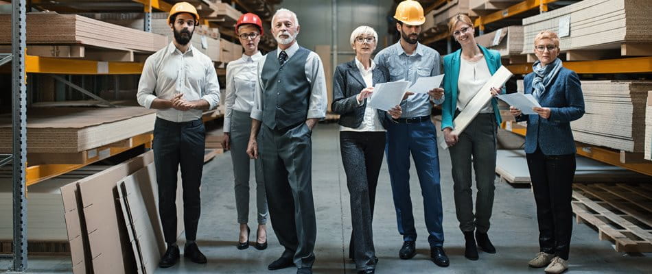 Photo d'équipe avec des employés de différentes générations