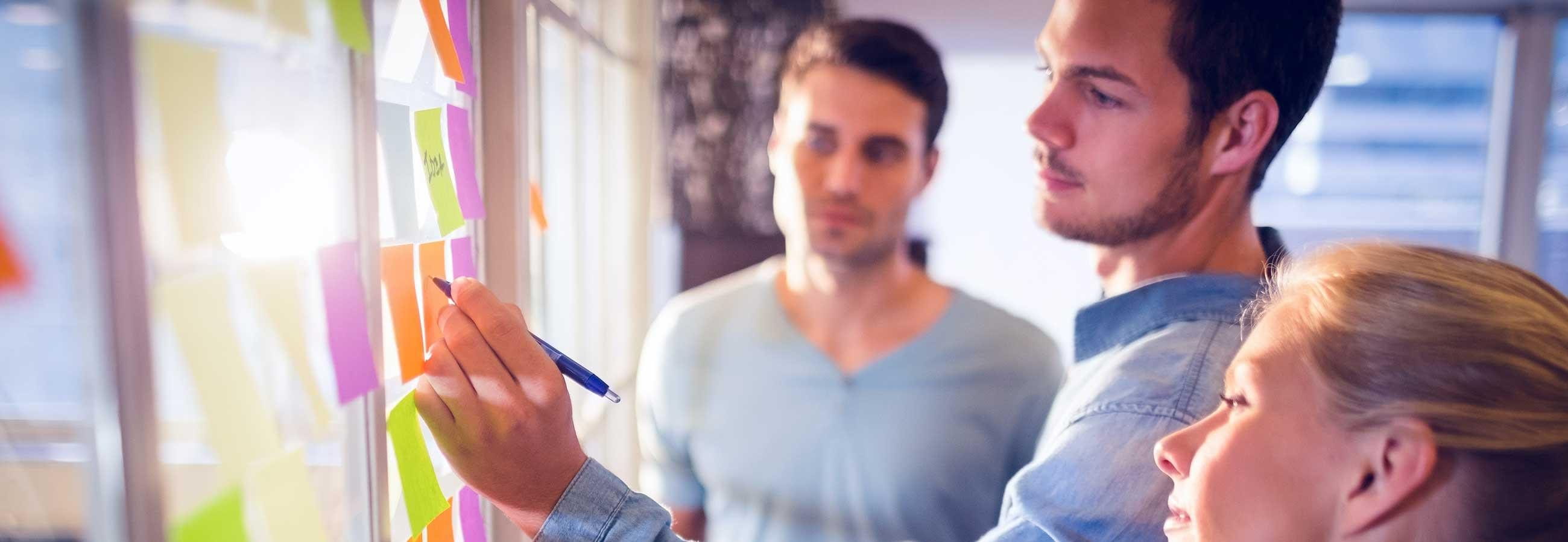 Junge Mitarbeiter in einem Workshop Junge Mitarbeiter in einem Workshop