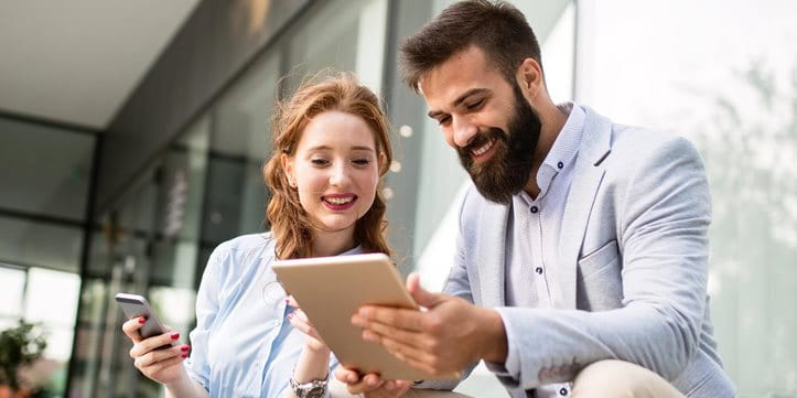 Geschaeftspartner am diskutieren Geschaeftspartner am diskutieren