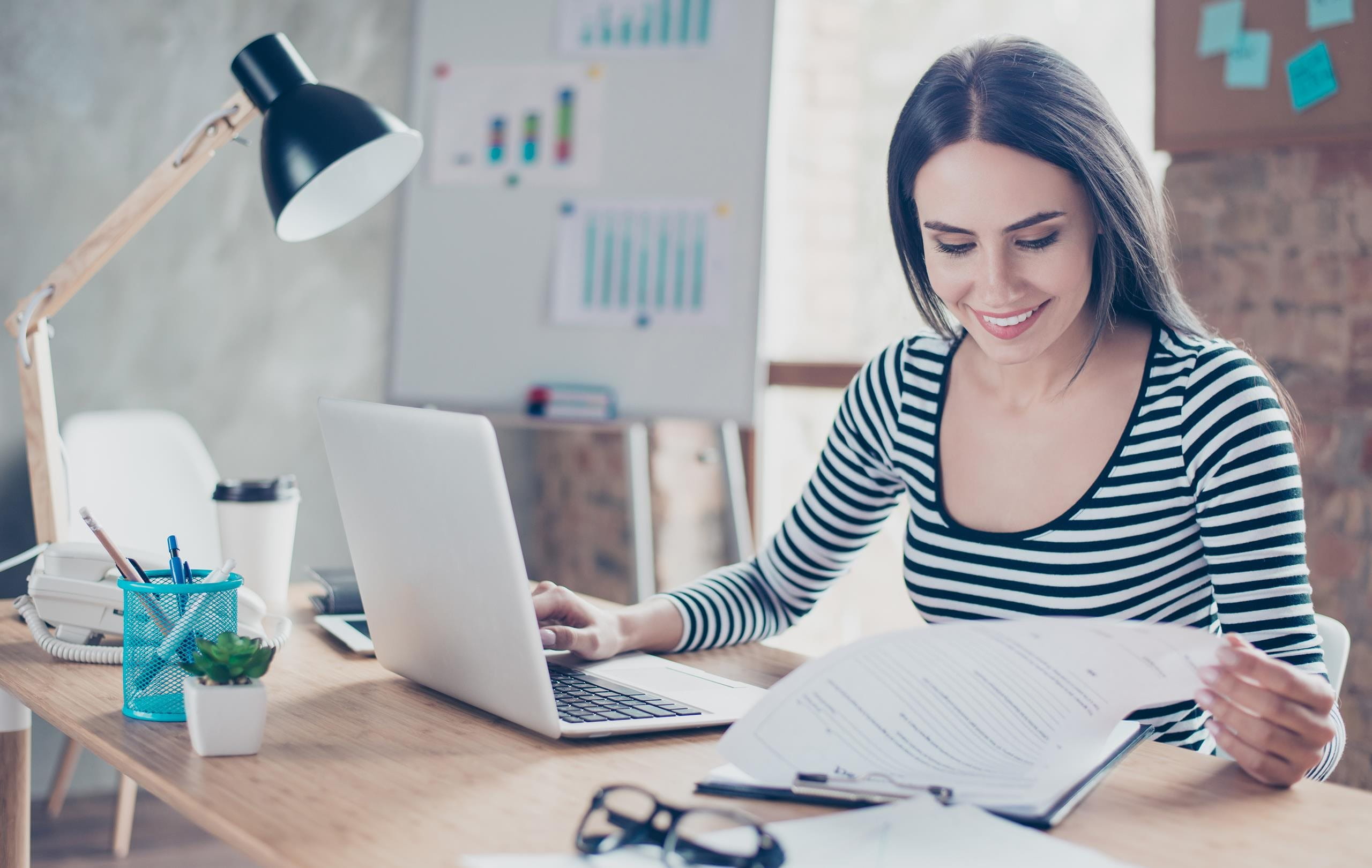 Donna in ufficio a casa Donna in ufficio a casa