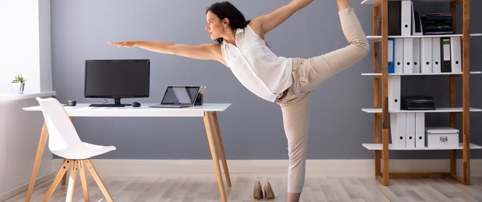 Frau beim Yoga im Homeoffice