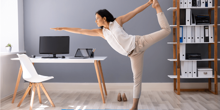 Gesunde Firma – ein wichtiger Erfolgsfaktor Frau beim Yoga im Homeoffice