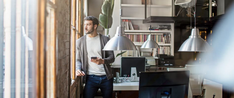 Propriétaire de l'entreprise au bureau